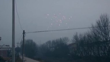 Gökyüzünde havai fişekler ve havai fişekler