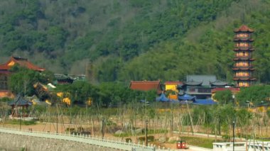 Dağın eteğindeki tapınak manzarası ve tütsüden yükselen duman.