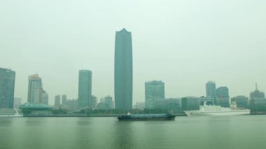 Nehir boyunca yüksek binalar ve şehirdeki binalar.