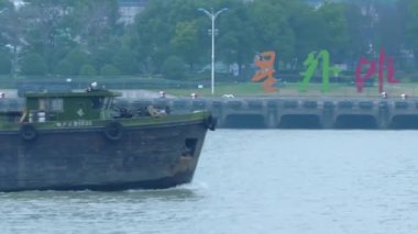 Nehirde seyahat eden bir kargo gemisi.