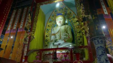 Buda heykelinin yakın çekimi ve tapınak salonundaki Buda heykelinin başı.