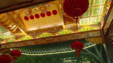 Gece tapınağın girişinde 