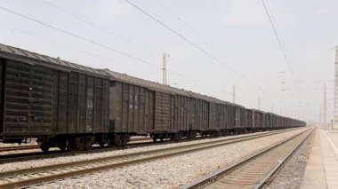 Tren istasyonuna park etmiş bir yük treni var.
