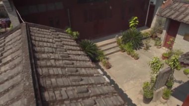 Kamera avlunun içini ve dışını yakalamak için hareket ediyor. Kapının dış tarafında 