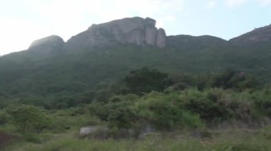 Dağ manzarası, bir tavada çekilmiş.