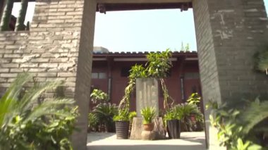 Konağın girişini tepeden tırnağa vurdu. Kapıda 