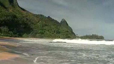 Dağın eteğindeki deniz, deniz kıyısı ve dalgalar.