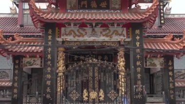 Aile ataları salonunun içi ve dışı. Kapısında 