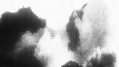 Dağlardaki topçu bombardımanının eski görüntüleri.