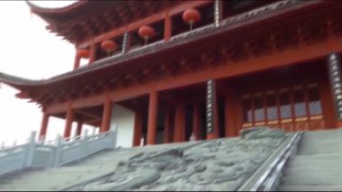 Zhenhai Kulesi 'nin dışı ve üstü plakla dolu.