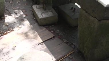 Parktaki taş banklar.