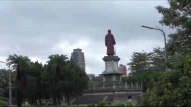 Lin Sen 'in Jiashou Parkı' ndaki bronz heykelinin farklı açılardan çekimleri.