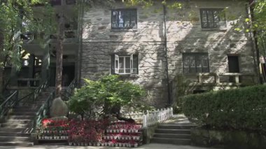 Meilu Villa 'nın dış görünüşü, kamera giderek yakınlaşıyor.