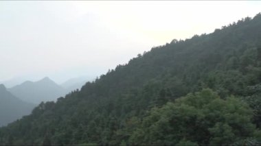 Dağların sisli manzarası