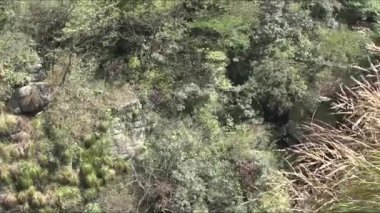 Aşağıdan görünen dağların manzarası