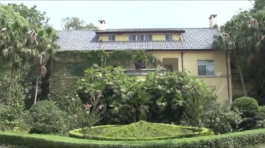 İki katlı bir bina, yavaş yavaş kamera merceğine zum yapıyor.