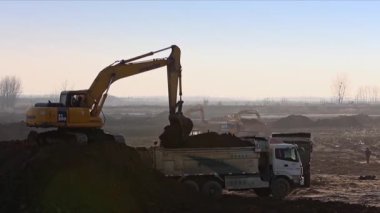 Toprağı kazan, yükleyen ve taşıyan mühendislik araçları