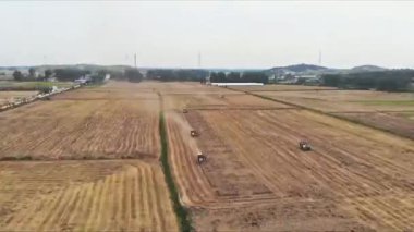 Çiftlik arazisinde çalışmakla meşgul bir hasatçının havadan çekilmiş fotoğrafı.