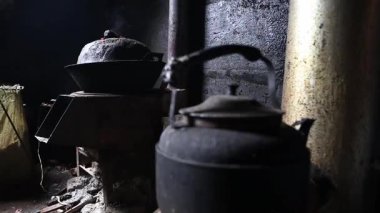 Siyah çaydanlık ocakta kaynar su.