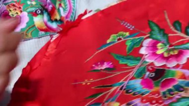 Bir şablon dikiliyor, el hareketlerinin yakın çekim görüntüsü.