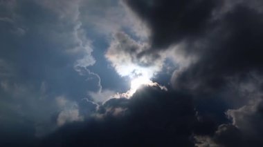 Gökyüzünde hızla hareket eden kara bulutlar