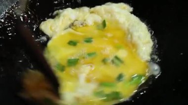 Çırpılmış yumurta, yemek tabağı, masada pişmiş tabak tabağı.