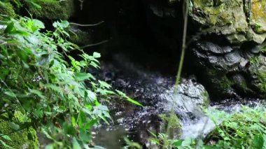 Dağlarda akan nehir.