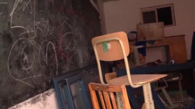 Dağınık ve terk edilmiş sınıfların hareketli resimleri