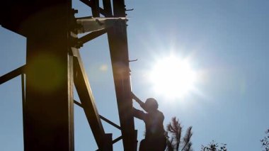 Yüksek voltajlı kulelere tırmanan işçilerin arka plan çekimi