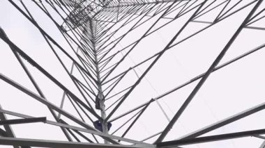 Yüksek voltajlı kulelere tırmanan işçilerin alt çekimleri