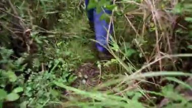 Çamurlu dağlarda ve ormanlarda yürümek, bacak hareketlerine yakın durmak.