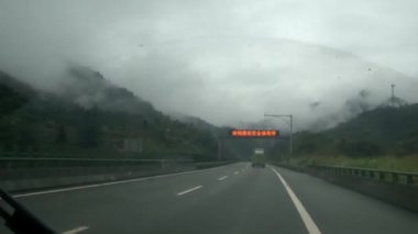 Arabanın ön camından yola ve tünele doğru giderken görüldü..