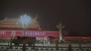Tiananmen Meydanı gece hareket halindeki bir arabanın penceresinden görüldü.