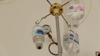 İnfüzyon şişesi, infüzyon kabının yakınında asılı duruyor.
