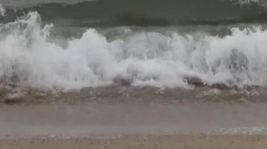 Kıyıdaki deniz dalgaları, yakın çekim