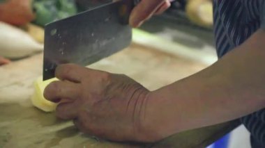 Patates doğrama, el hareketlerine yakın çekim.