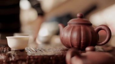 Çayı adım adım temizliyorum.