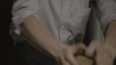 Çamur örmek, el hareketlerine yakın çekim