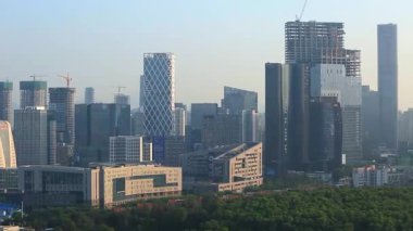 Şehirdeki yüksek binaların görüntüsü.