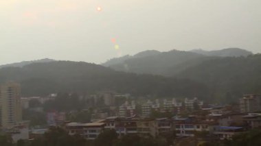 Dağın eteğindeki şehrin görüntüsü.