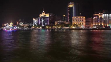 Şehrin deniz manzarası, yanıp sönen neon ışıkları.