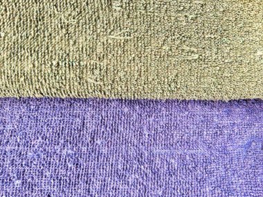 Mor ve bej desenli havlunun yüksek çözünürlüklü yakın çekimi. Arkaplan, tekstil tasarımı veya kumaş dokusu referansları için ideal.