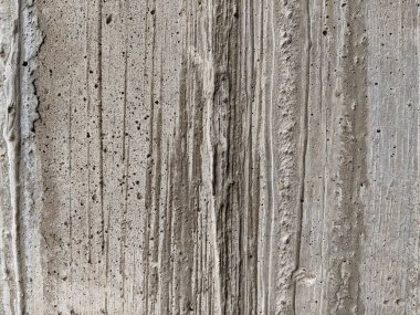 Dikey çizgiler, çatlaklar ve küçük deliklerle yüksek çözünürlüklü beton duvar dokusu. Geçmişler, mimari projeler ve endüstriyel tasarım unsurları için mükemmel..