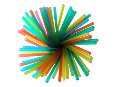 Beyaz arka planda izole edilmiş, radyal desende sıralanmış renkli plastik pipetlerin üst görüntüsü. Grafik tasarımı veya reklam kullanımı için yüksek çözünürlüklü resim.