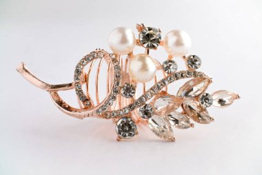 Yapraktan esinlenerek dizayn edilmiş, yuvarlak ve Markiz kesimi saf elmaslı, altın bir gül yüzüğünün yakın çekimi. Ayrıntılı, parlak ve temiz beyaz arka planda zarif..