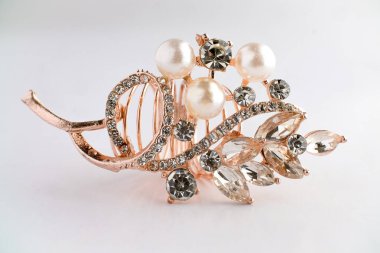 Yapraktan esinlenerek dizayn edilmiş, yuvarlak ve Markiz kesimi saf elmaslı, altın bir gül yüzüğünün yakın çekimi. Ayrıntılı, parlak ve temiz beyaz arka planda zarif..