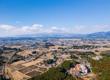 Arka planda Fuji dağı olan bir şehrin havadan görünüşü, Japonya