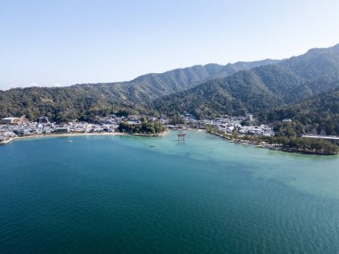 Miyajima, Hiroşima, Itsukushima, Japonya yüzen türbe kuş bakışı..