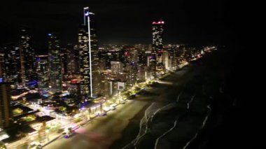 Gold Coast, Avustralya. Yüksek kalite 4K kalite ayaktakımı Gold Coast, Avustralya - Altın Sahilinin gece aydınlatmalı havadan manzarası