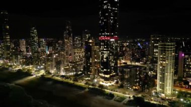 Gold Coast, Avustralya. Yüksek kalite 4K kalite ayaktakımı Gold Coast, Avustralya - Altın Sahilinin gece aydınlatmalı havadan manzarası